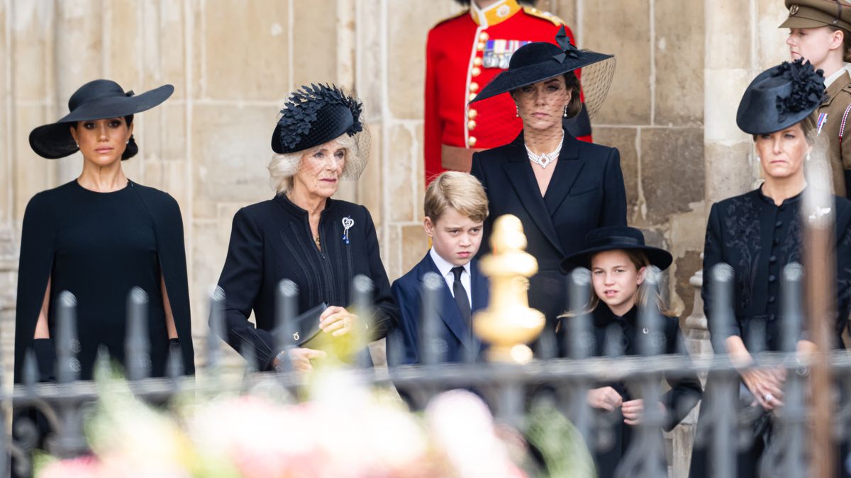 Obrazem: Sbohem přišel prababičce dát i princ George se sestrou
